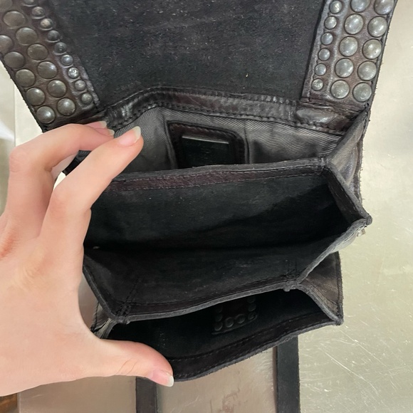 Campomaggi Riveted Crossbody Bag in Nero - Picture 3 of 3